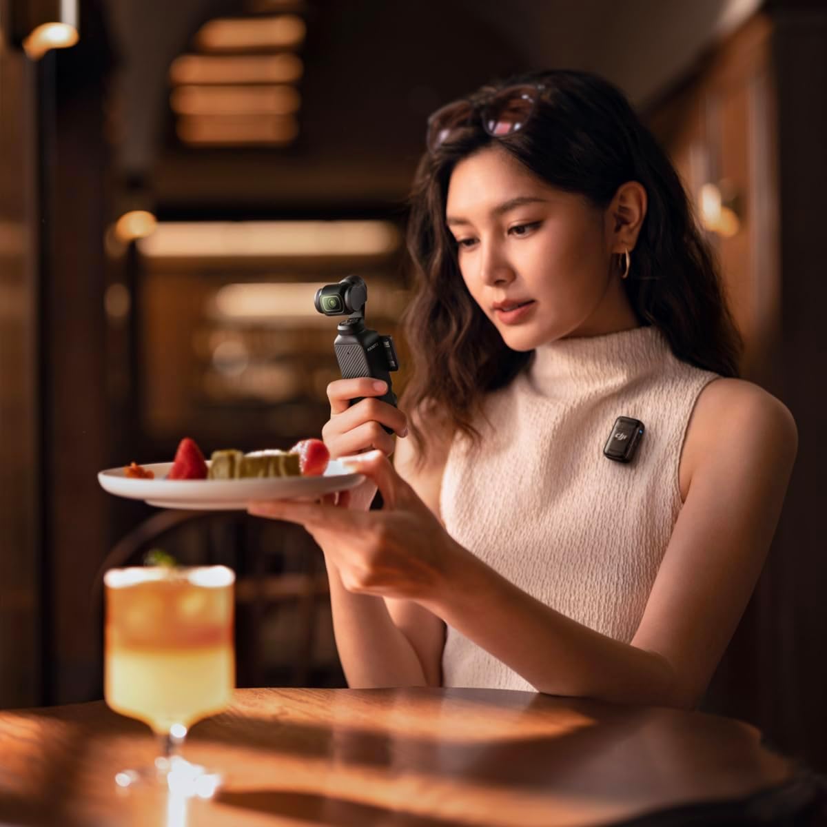 مجموعة DJI Osmo Pocket 3 Creator، كاميرا Vlogging مع مستشعر CMOS مقاس 1 بوصة وفيديو بدقة 4K/120 إطارًا في الثانية، وتثبيت ثلاثي المحاور، وتتبع الوجه/الأشياء، وميكروفون متضمن لصوت واضح، إصدار الإمارات العربية المتحدة مع دعم الضمان الرسمي